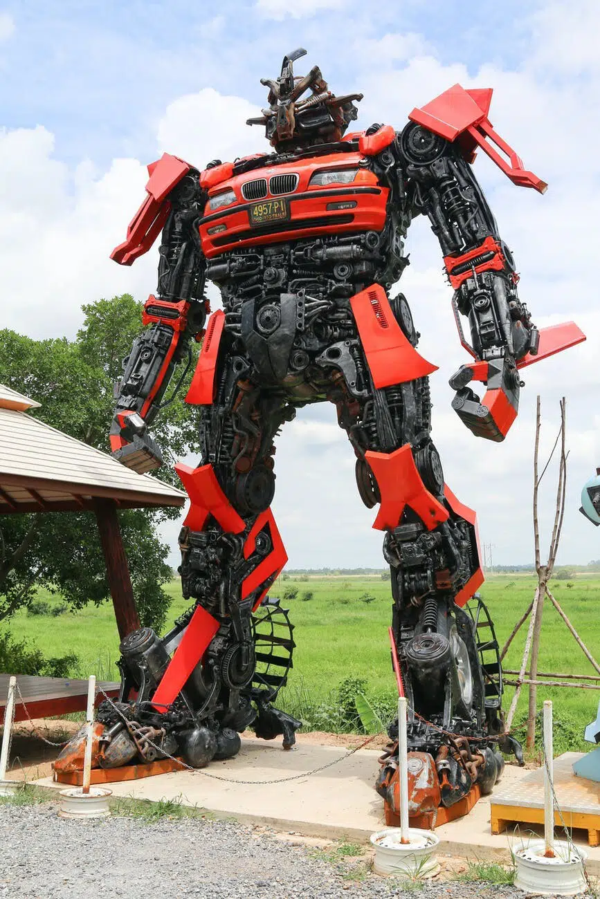 लाल आणि काळा रोबो पुतळा